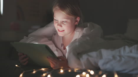 chica feliz, niño y tableta en el dormitorio por la noche