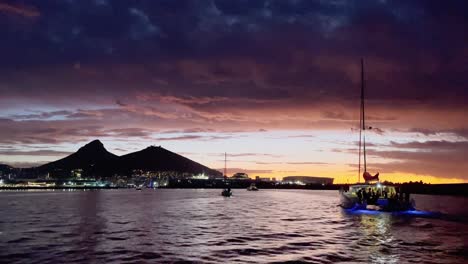 cape town sunset cruise with panoramic view to lion‘s head silhouette