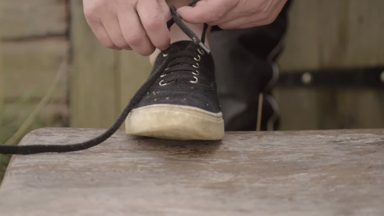 desatar los cordones de los zapatos después del ejercicio