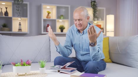 Der-Alte-Mann-Sehnt-Sich-Nach-Familie,-Sucht-Versöhnung-Und-Betet.