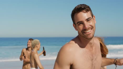 jóvenes amigos adultos bailando en la playa 4k