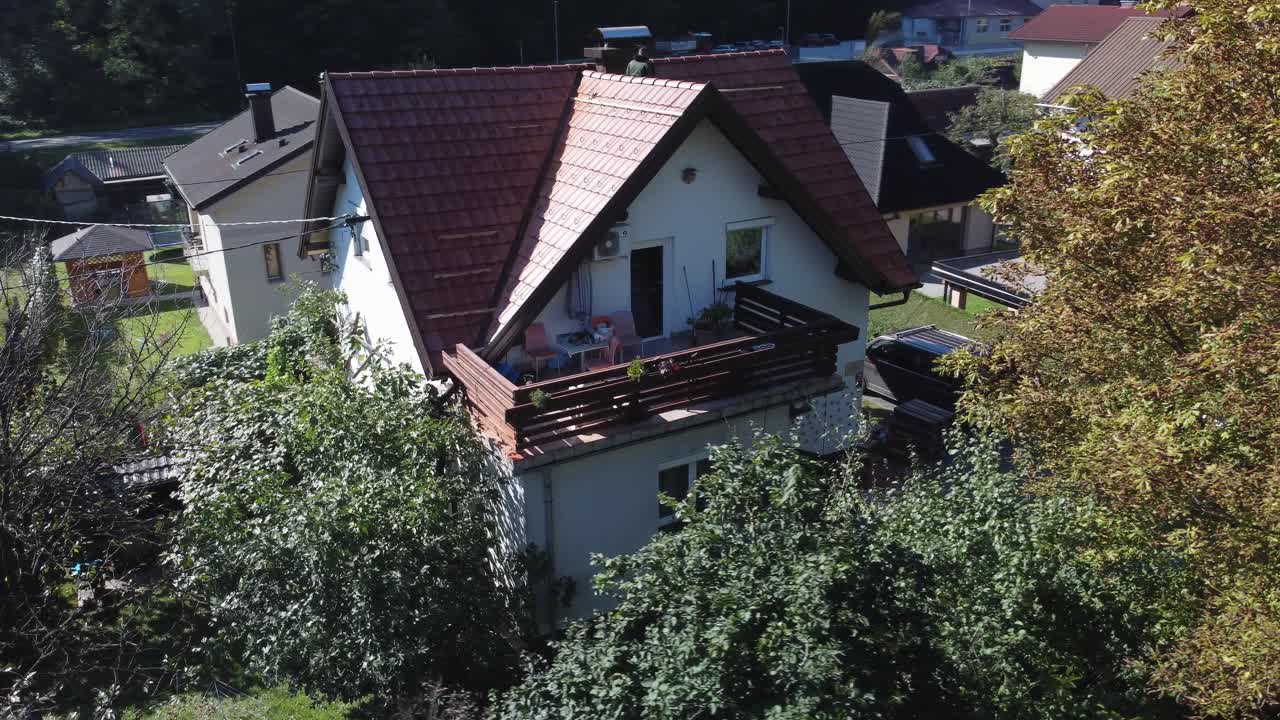 Panoramaansicht von Arbeitern, die auf dem Dach arbeiten