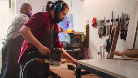 Handwerker-Mit-Schutzausrüstung-Verwendet-Winkelschleifer-Auf-Holz