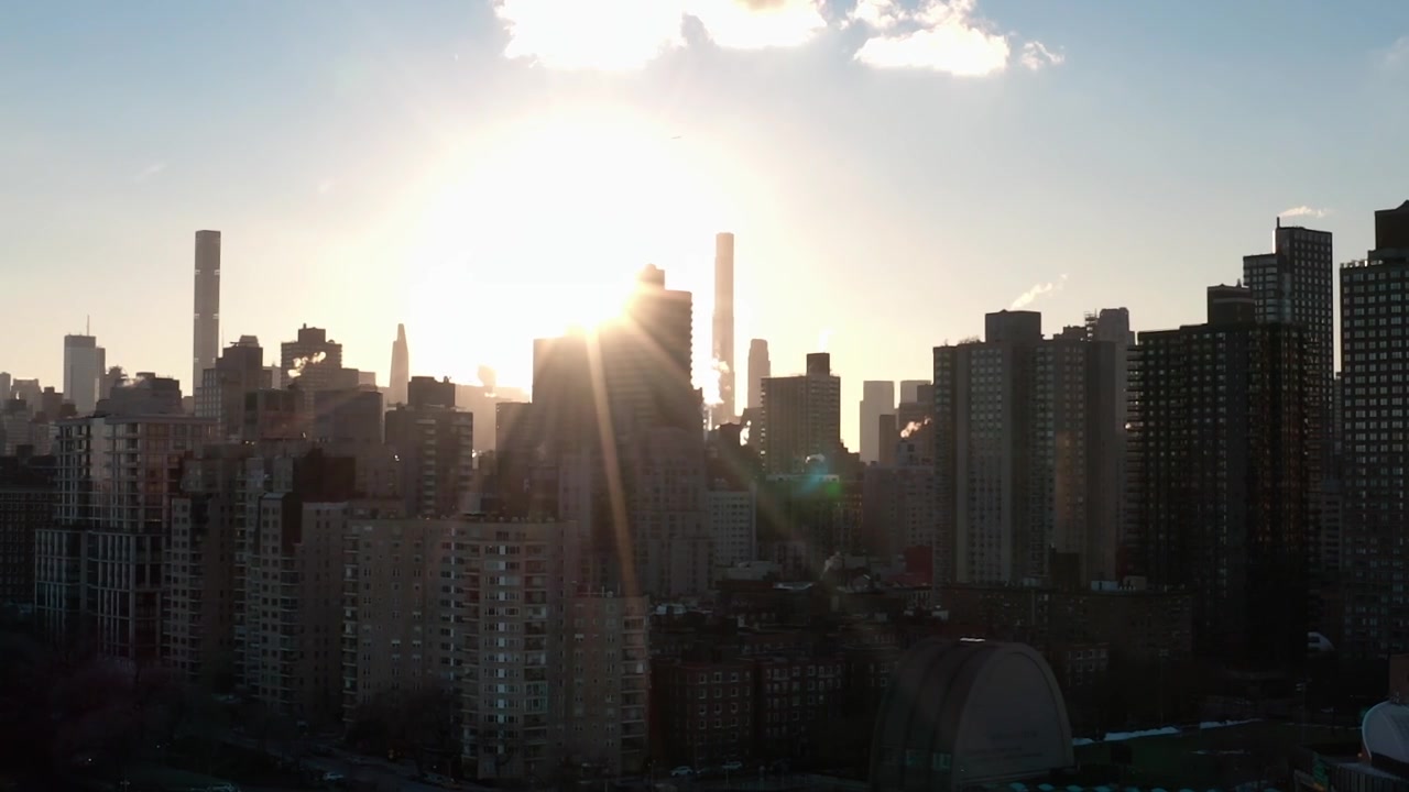 Nascer do sol sobre o horizonte de Nova Iorque, com edifícios e luz solar