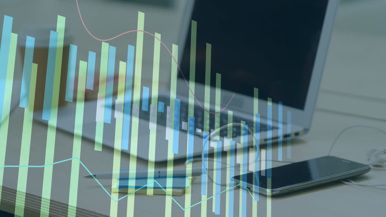 animazione dell'elaborazione dei dati finanziari su laptop e smartphone sulla scrivania