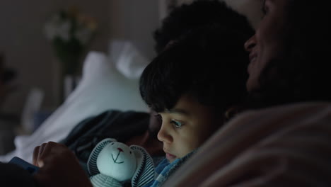 Un-Niño-Pequeño-Usando-Una-Tableta,-Una-Madre-Y-Un-Padre-Felices-Enseñando-A-Un-Niño-A-Jugar-Juegos-En-Tecnología-De-Pantalla-Táctil-Aprendiendo-A-Divertirse-Antes-De-Acostarse