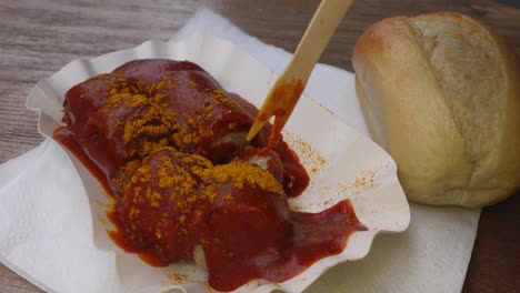 Echte-Deutsche-Currywurst-Mit-Holzhacke-Essen