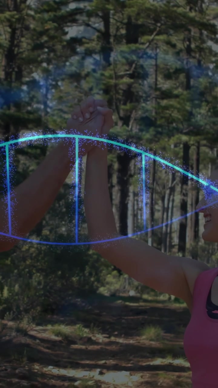 Video verticale: Uomo che entra in un arco, donna che si unisce, che si danno il cinque per la salute in una foresta, con sovrapposizione di DNA.