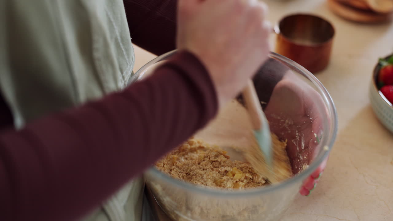 cocinar, mezclar o las manos en la cocina para el pastel