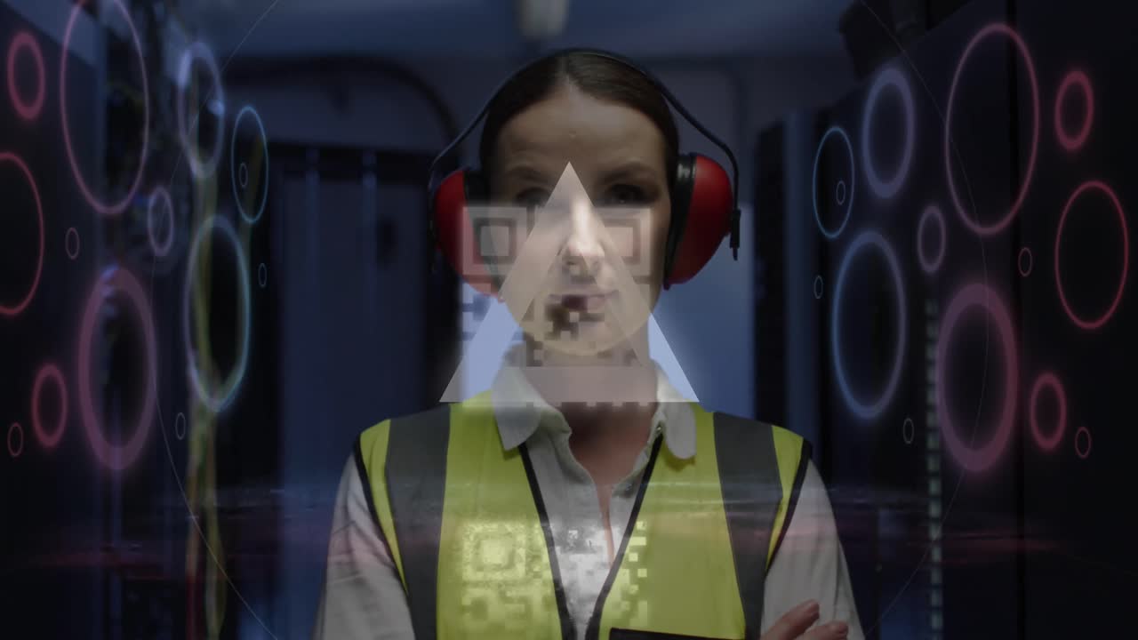 animación de procesamiento de datos digitales y código qr sobre una trabajadora de sala de servidores caucásica