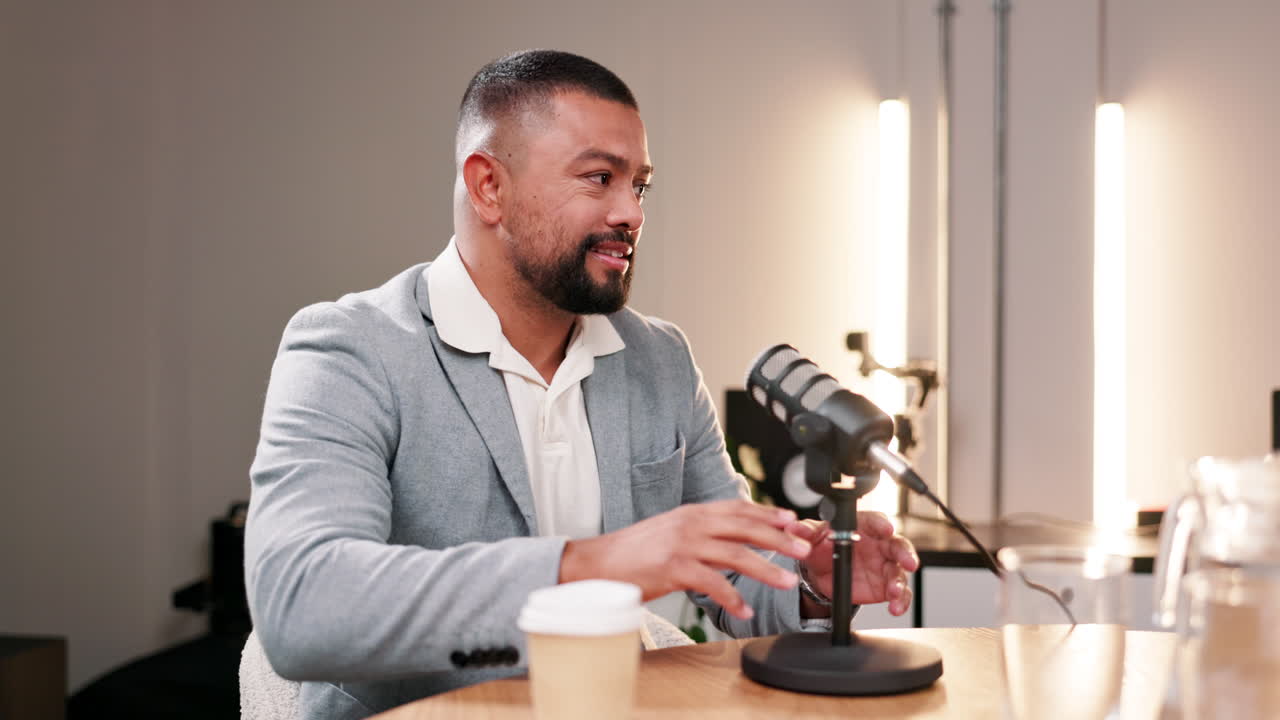 Intervista podcast con un uomo in uno studio