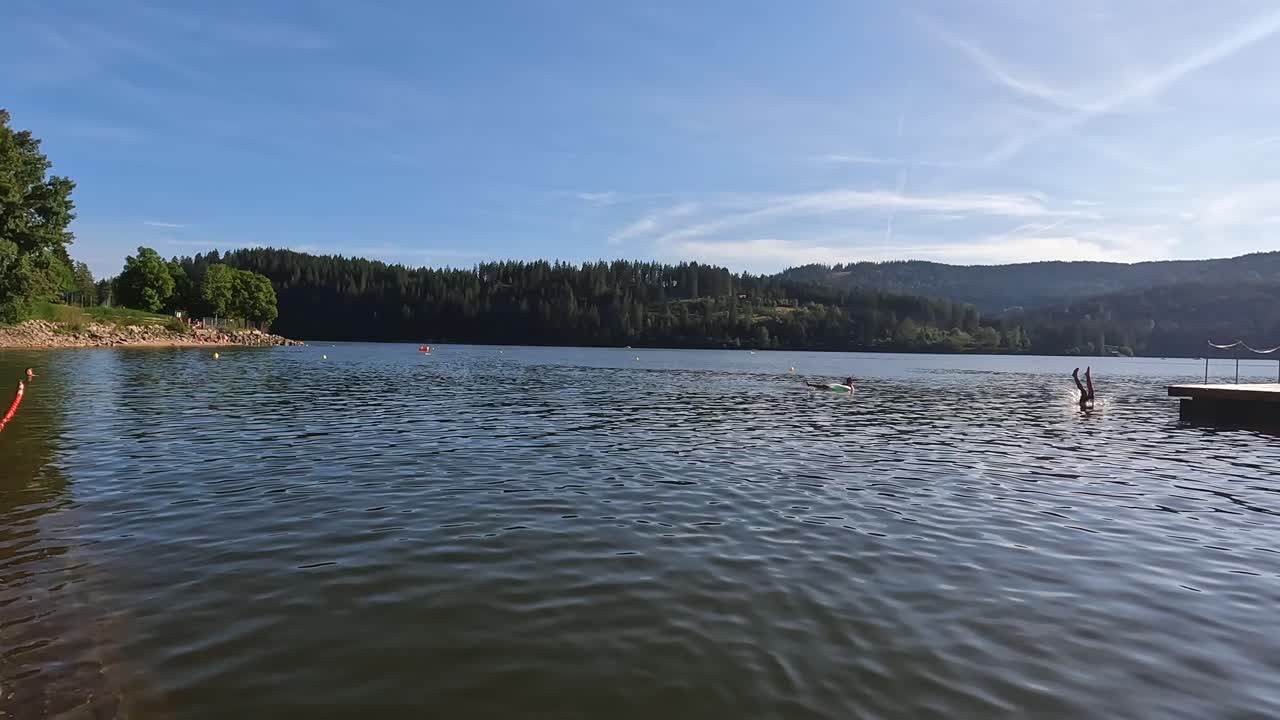 Persone che si godono una giornata di sole al lago