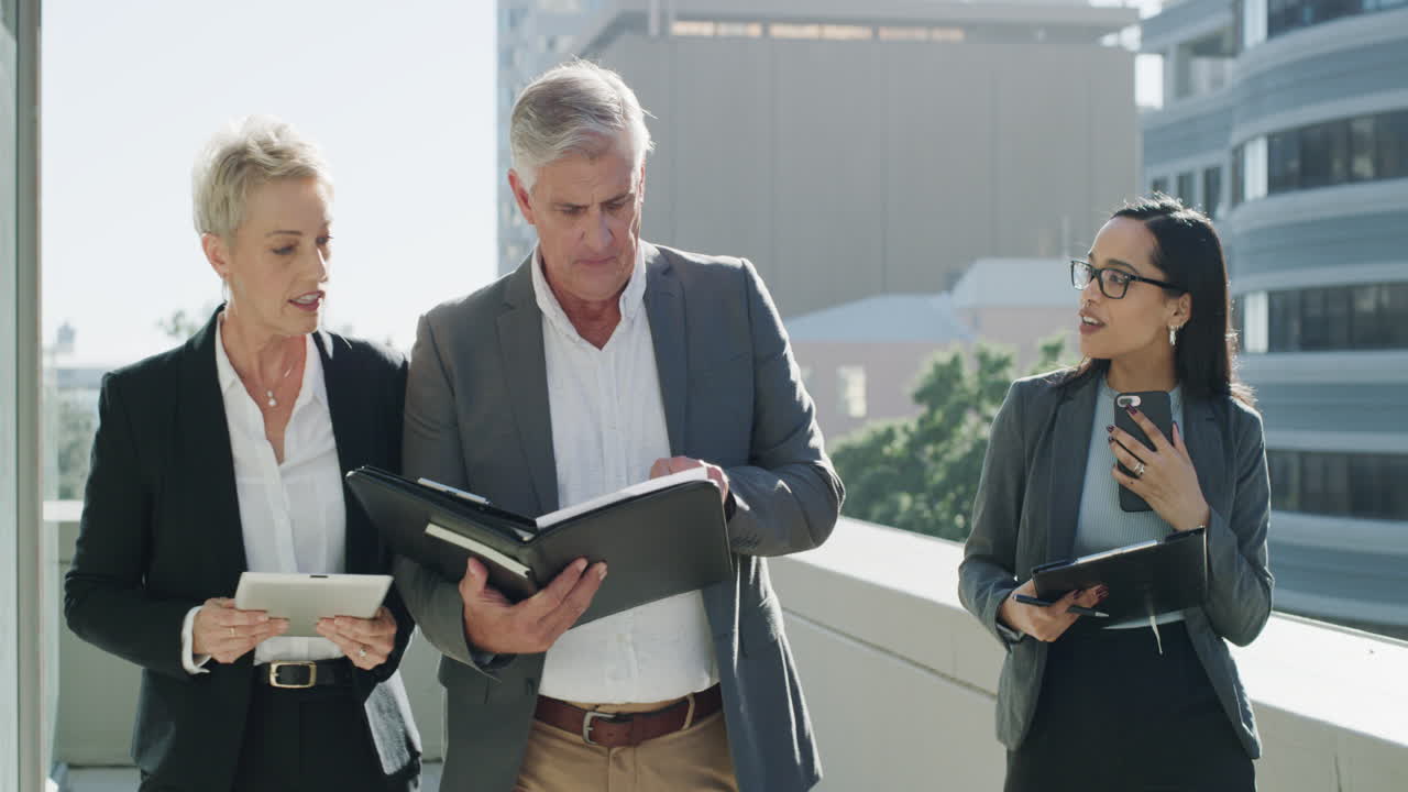 한 번에 수많은 일이 일어나는 데 바 ⁇ 습니다.