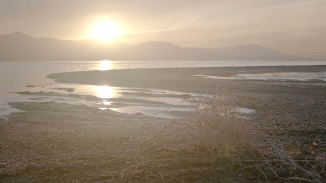 закат над озером на фоне гор