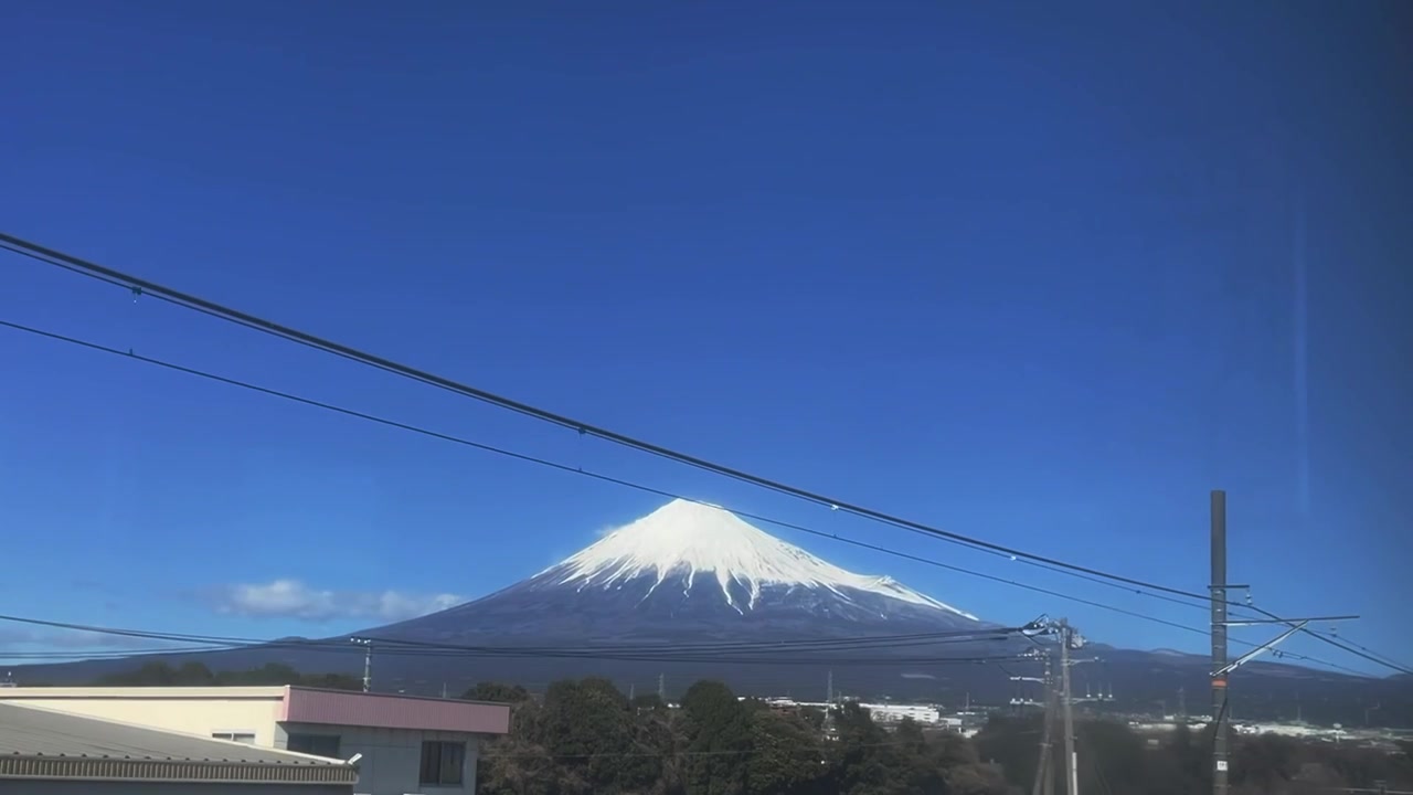 Japan Fuji-bjergets snedækkede top set fra togvindue.