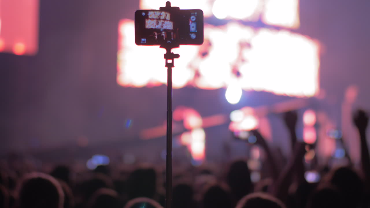 grabando un video con un teléfono inteligente en el concierto