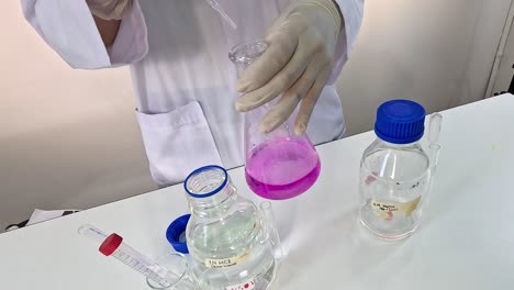 demostración de reacción química con cambio de color