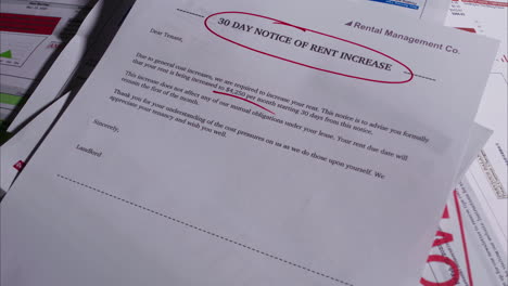 Aviso-De-Aumento-De-Alquiler-Cae-Sobre-Un-Montón-De-Facturas-Vencidas