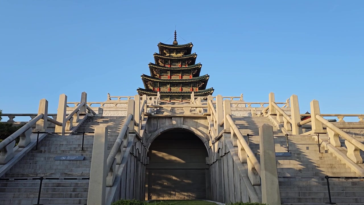 Escadas para o Museu Folclórico Nacional da Coreia no Palácio Gyeongbokgung em Seul, Coreia do Sul. - Tomada deslizante.