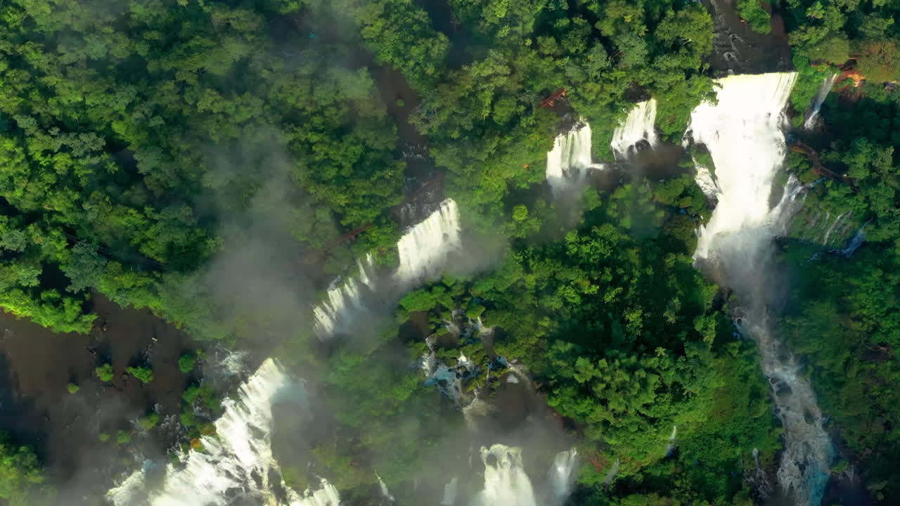 antena - cataratas del iguazú y selva en misiones, argentina, amplia toma cenital