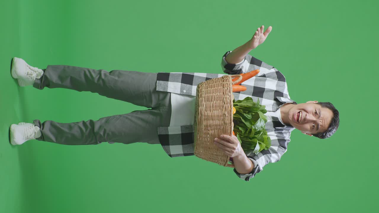 hombre sosteniendo una canasta de verduras