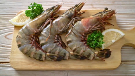 langostino tigre fresco o camarones en tablero de madera