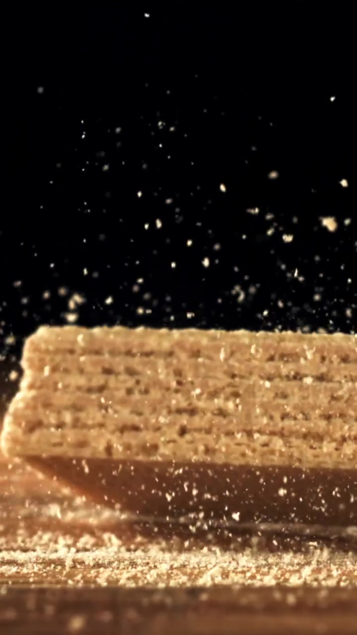 Wafer che cade e si sbriciola al rallentatore
