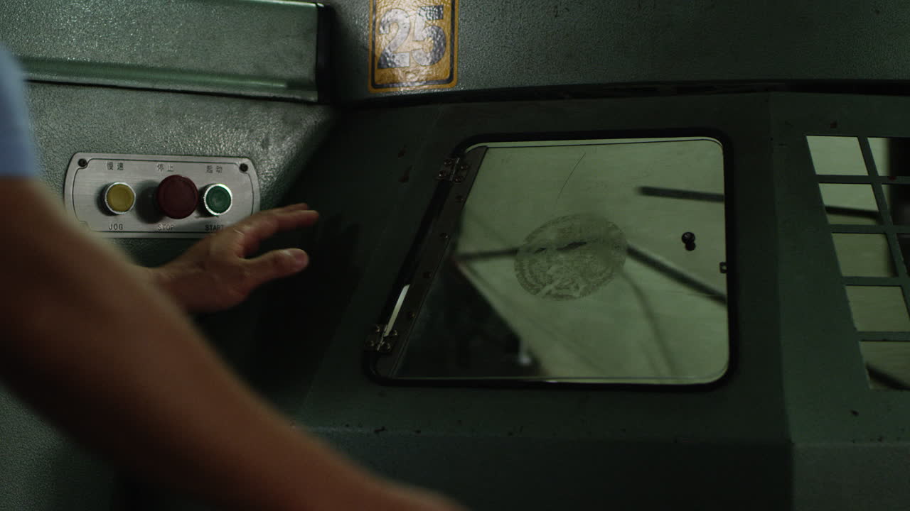 trabajador comprobando el buen funcionamiento de una maquinaria de tejido de hilado textil de algodón automatizada en una fábrica en china