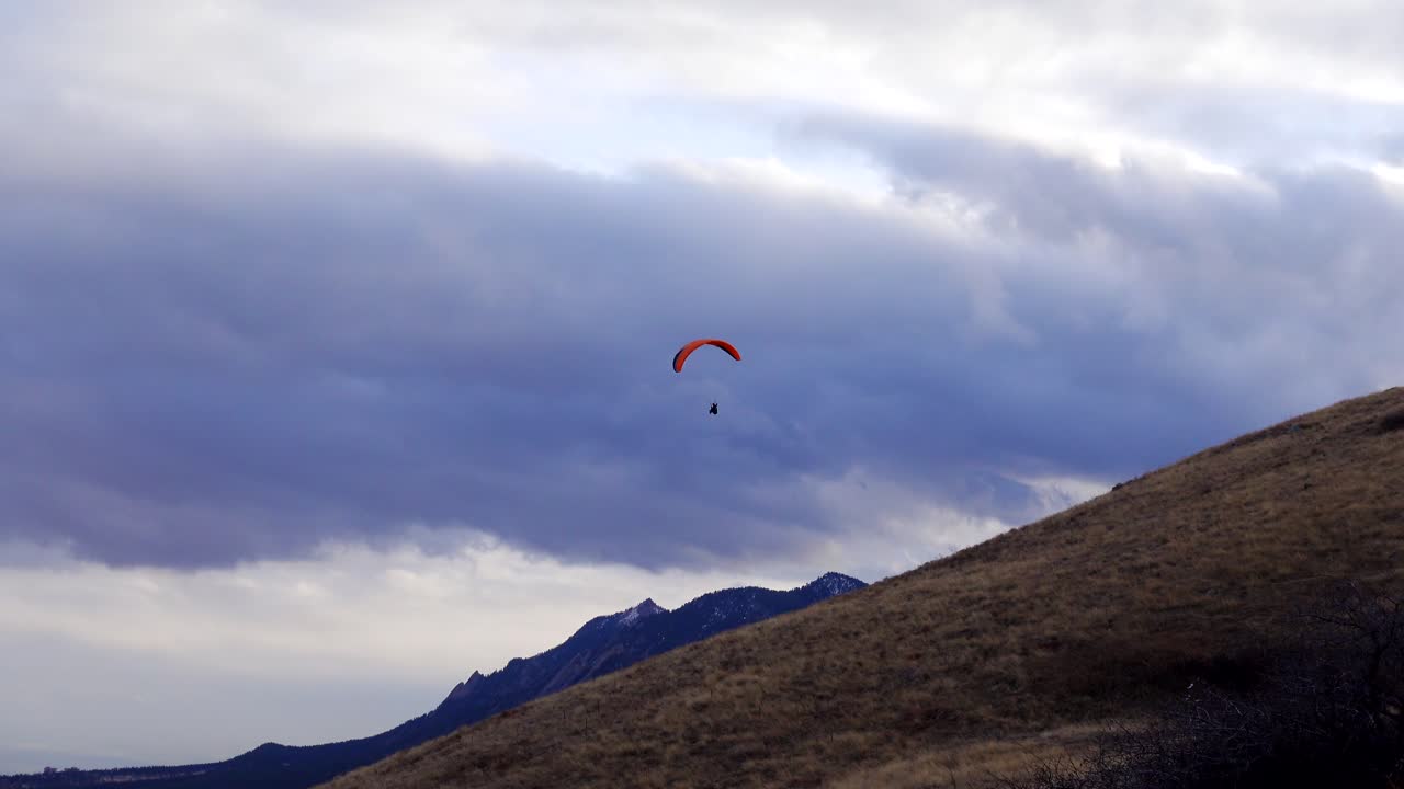 parapente volando sobre boulder, colorado