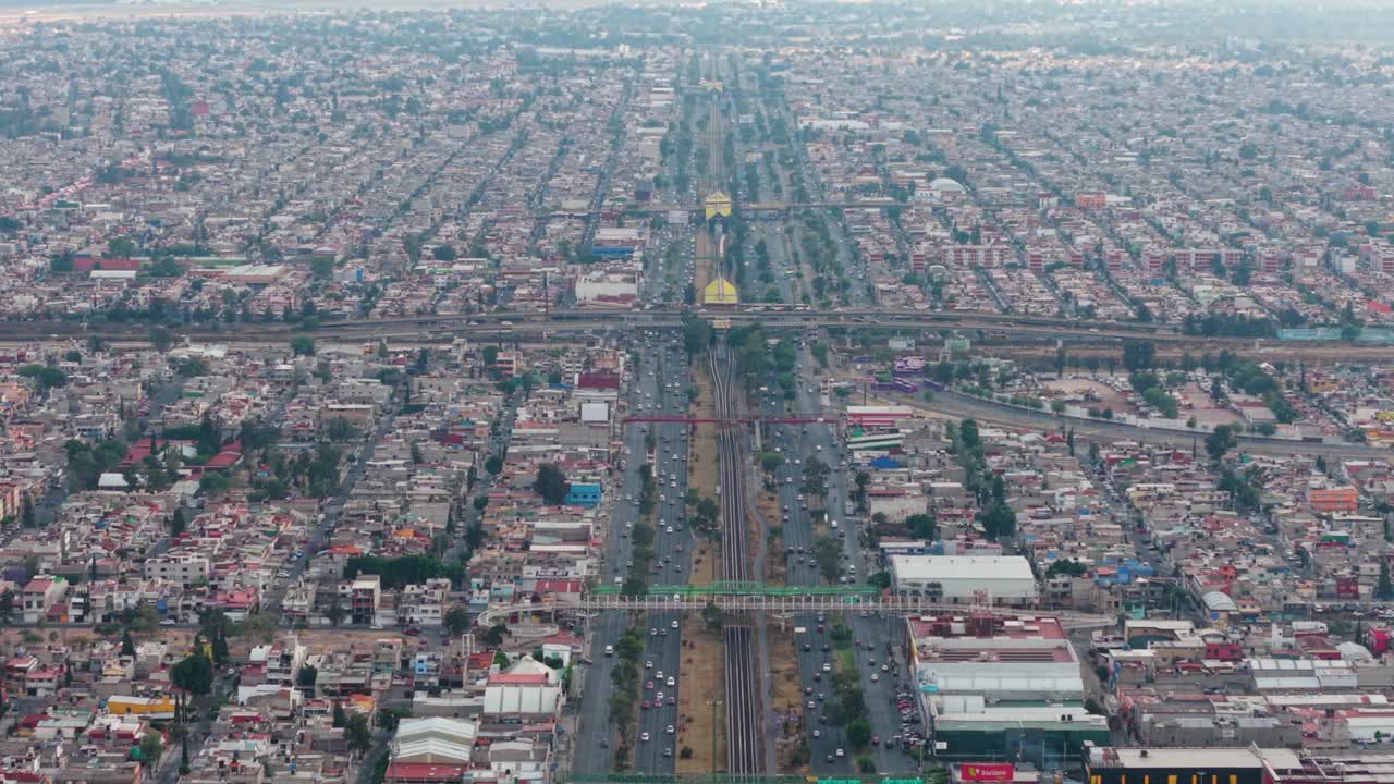 Drone footage of Ecatepec's impressive avenues and densely populated zones