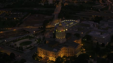 un disparo aéreo al edificio del capitolio en el centro de atlanta al anochecer.