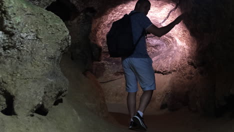 explorando una cueva
