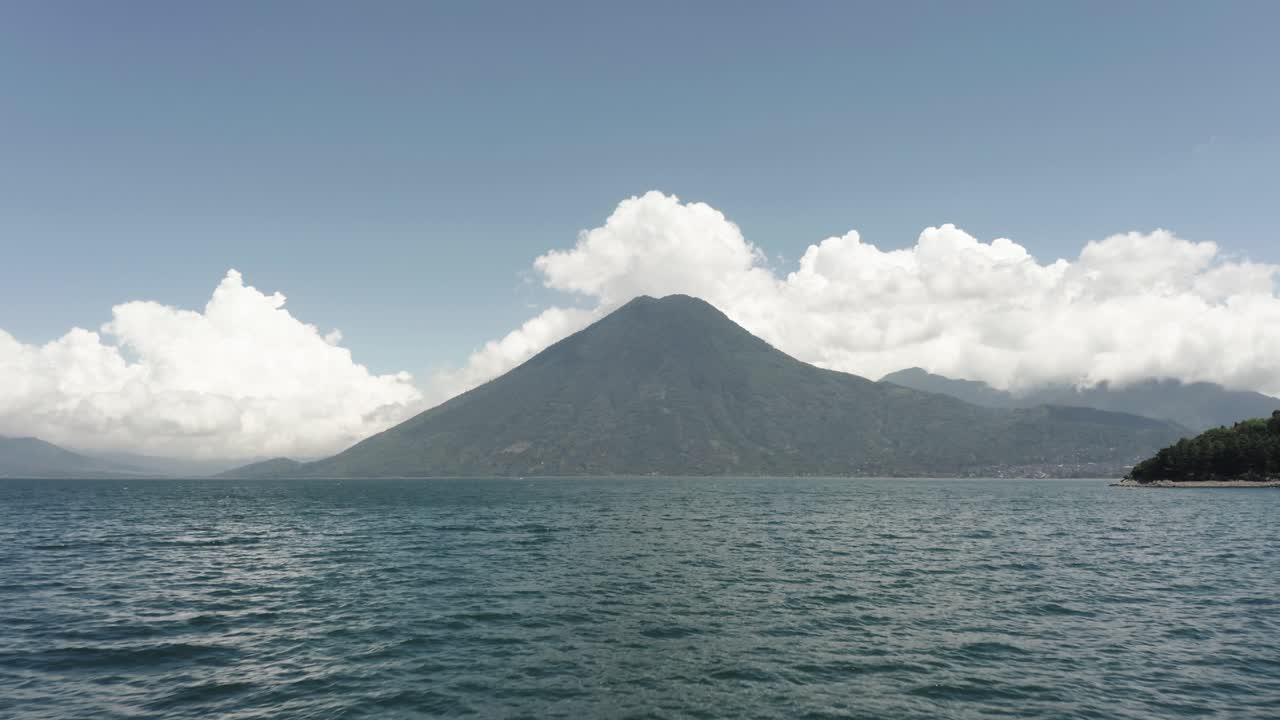 Atitlán-søen og vulkanen San Pedro i baggrunden, Guatemala