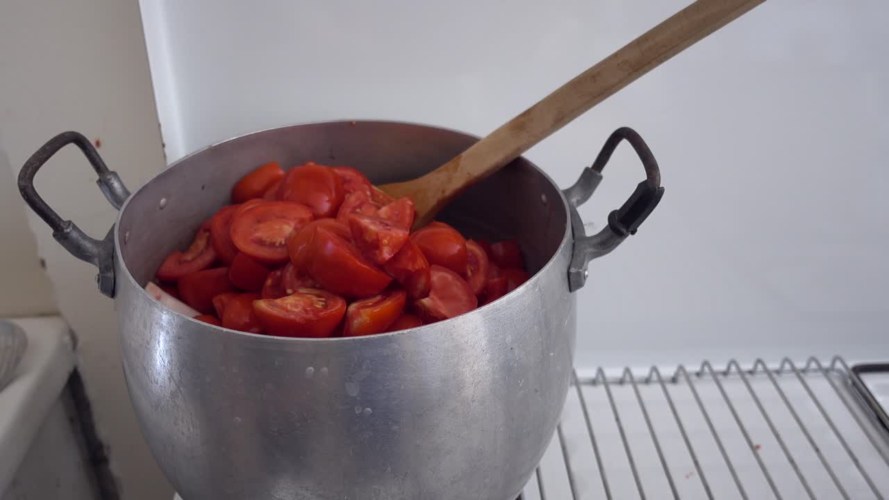 집에서 만든 토마토 소스를 준비하기 위해  ⁇ 는 신선한 토마토로 가득 찬 알루미 ⁇   ⁇ 비