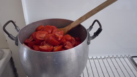 집에서 만든 토마토 소스를 준비하기 위해  ⁇ 는 신선한 토마토로 가득 찬 알루미 ⁇   ⁇ 비