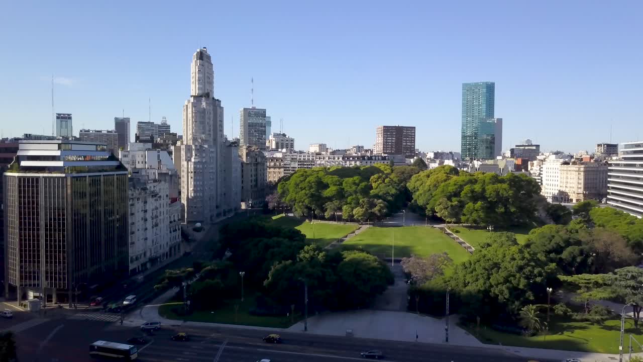 vuelo aéreo sobre la avenida libertador hacia plaza san martin, buenos aires