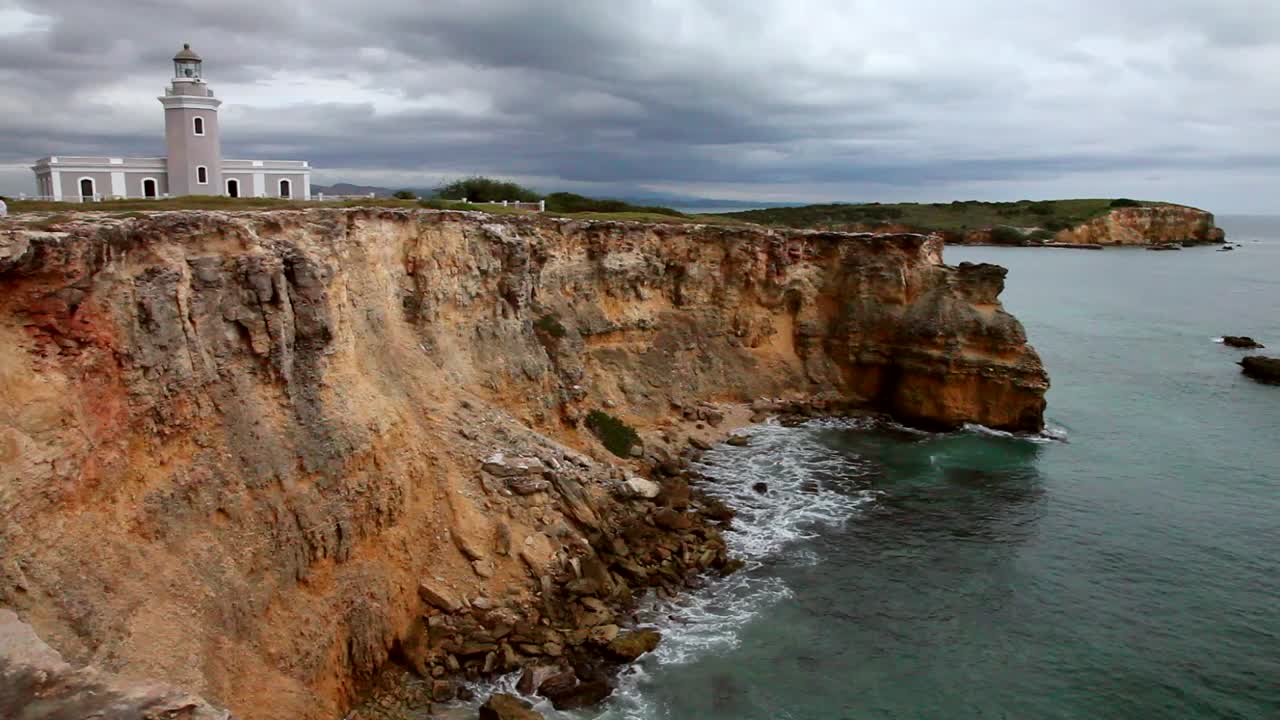 중성색 돌로 만든 고전적인 등대가 있는 바위 해안
