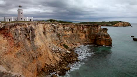 una costa rocosa con un faro clásico hecho de piedra de color neutro