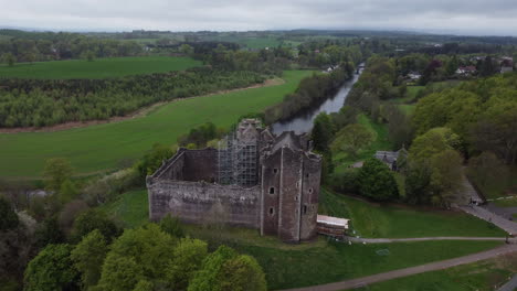 castillo de doune: movimiento de &quot;viajar fuera&quot; al famoso castillo escocés y ver el bosque exterior de la zona