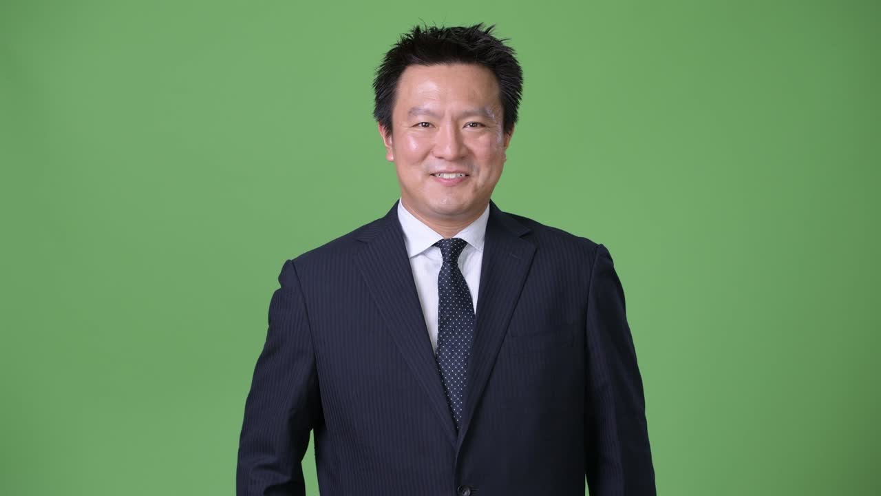 녹색 배경에 성숙한 일본 사업가