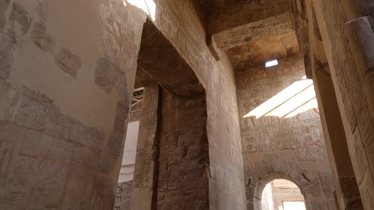 toma panorámica desde el interior del templo de luxor que muestra las ruinas