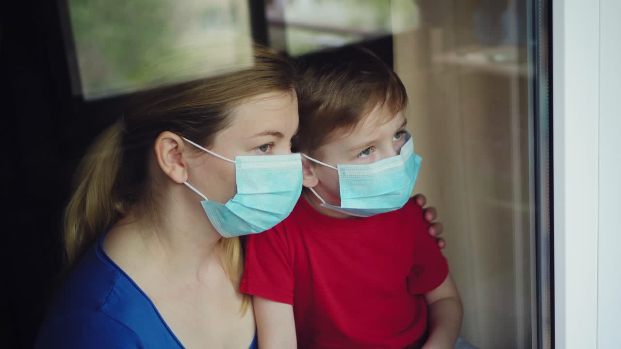 아픈 어머니와 그녀의 아들이 창문을 통해보고 02