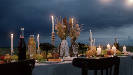 banquete de bodas al anochecer