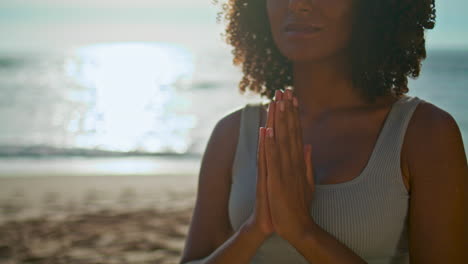 Frau-Sonnenaufgang-Namaste-Position-Strand-Vertikal-Orientierte-Nahaufnahme.-Mädchen-Meditiert