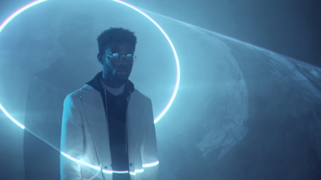 hombre negro caminando a través del túnel láser en una habitación oscura