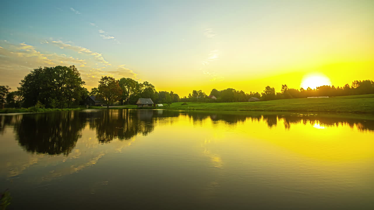 구름과 호수 의 오두막과 함께 다채로운 해가 뜨는 풍경의 타임 스