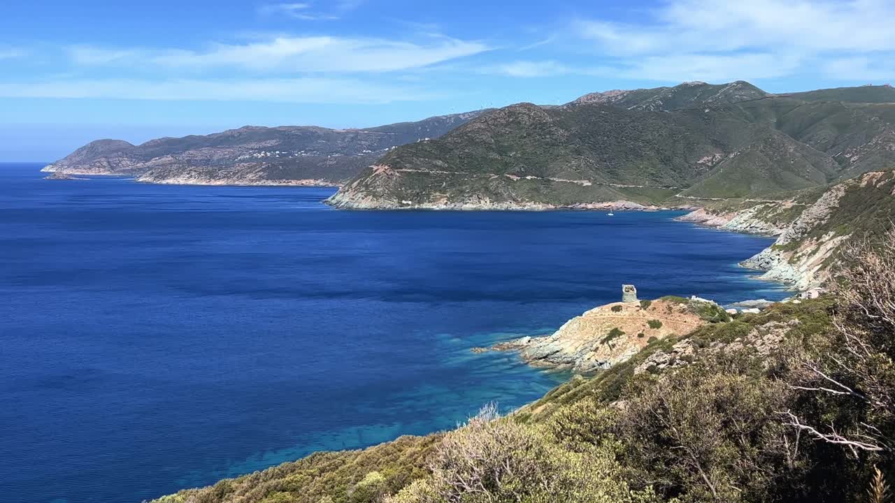 프랑스 의 코르시카 섬 에 있는 여름 시즌 에 있는 스칼루 제노아 타워 의 공중 파노라마 뷰