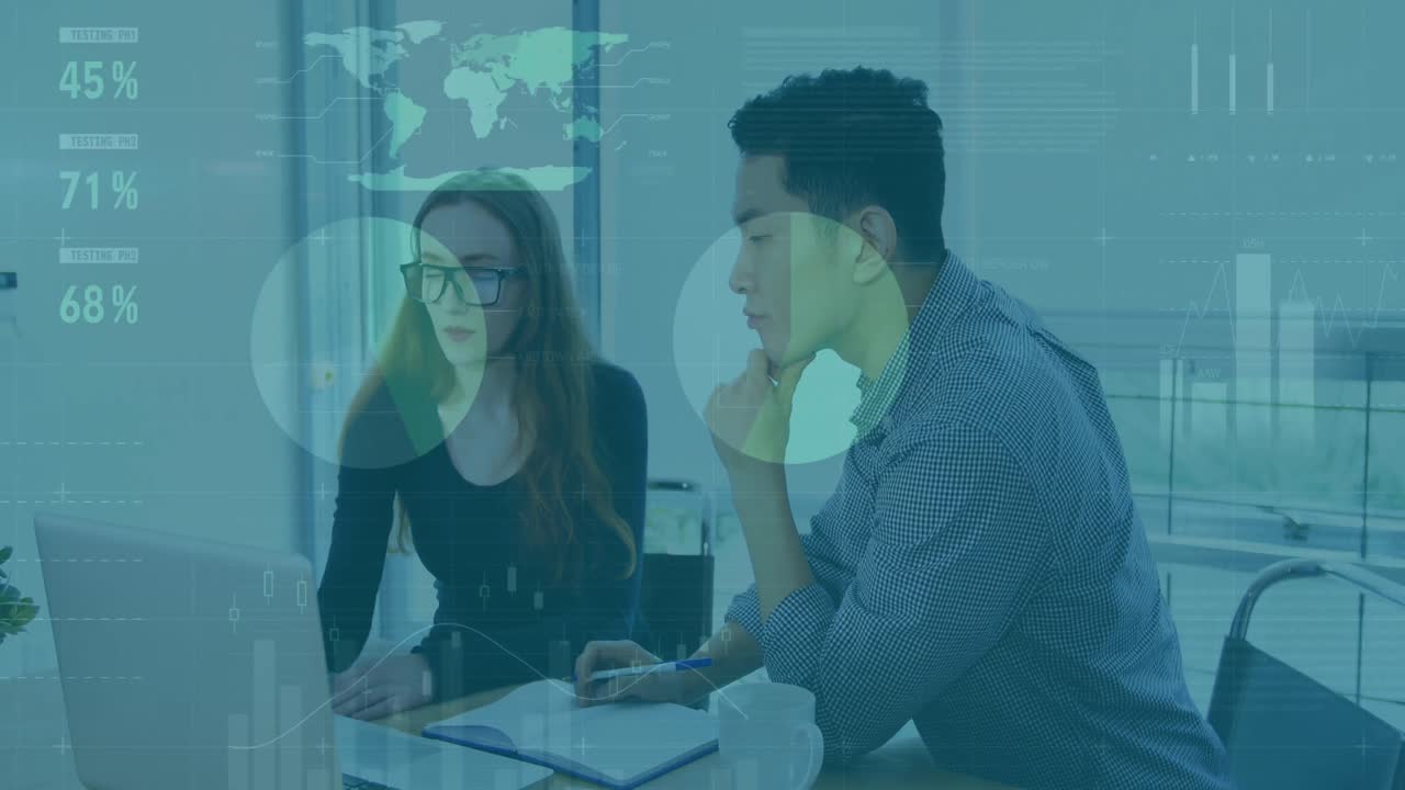 사무실에서 노트북으로 토론하는 다양한 남성과 여성에 대한 통계 데이터 처리 애니메이션