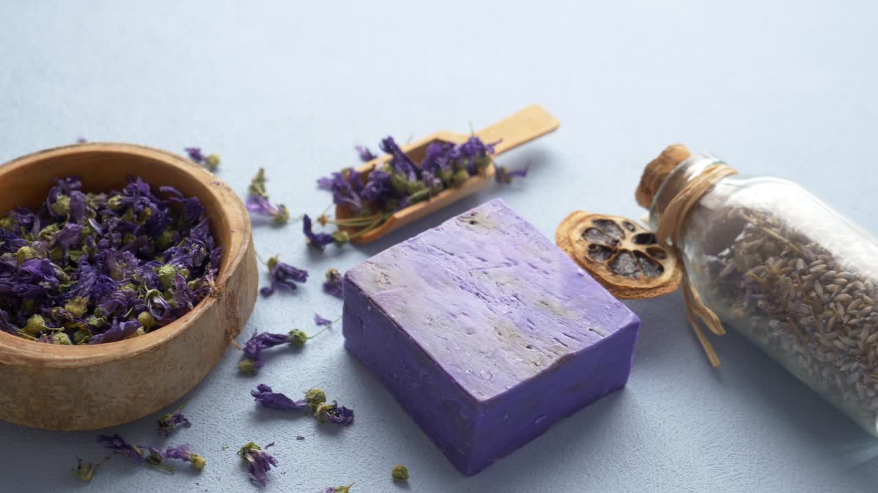 jabón hecho a mano de lavanda púrpura y flores secas