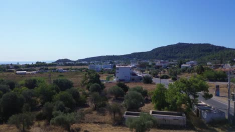 Bosque-Verde-En-El-Pueblo-De-Faliraki,-Rodas-En-Grecia-Durante-El-Verano-Filmado-Con-El-Dron-En-4k